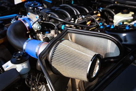 Immagine di un filtro aria sportivo aftermarket e di un sistema di scarico modificato