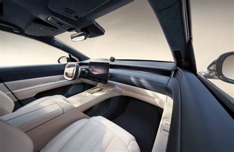 Interni lussuosi della NIO ET9 con schermi posteriori