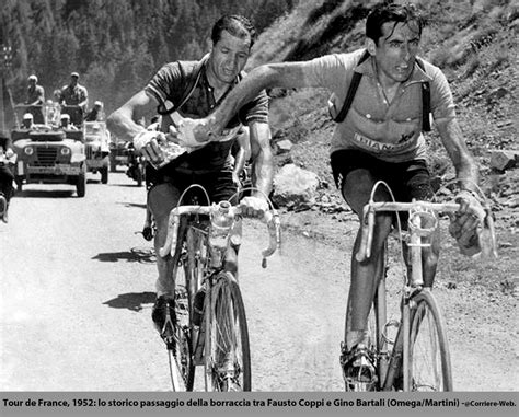 Fotografia iconica del passaggio della borraccia tra Coppi e Bartali sul Galibier