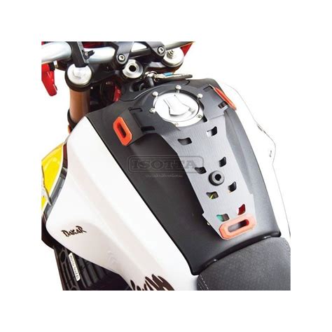 Pit bike in azione con focus sul serbatoio