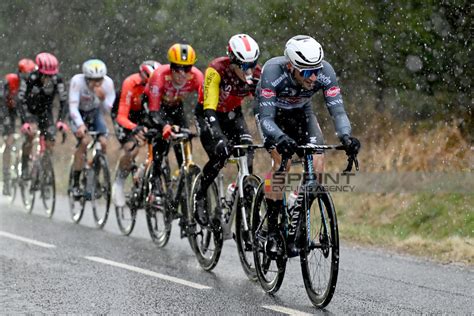 Ciclisti che affrontano condizioni meteorologiche avverse durante una corsa