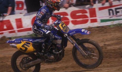 Pilota di motocross in azione con tutori alle ginocchia