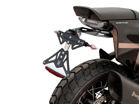 Dettaglio portatarga Barracuda in alluminio anodizzato nero