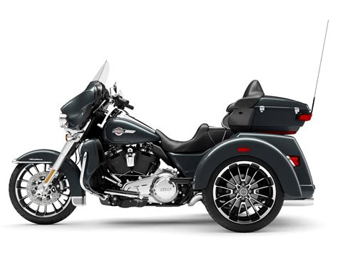 Harley-Davidson Tri Glide Ultra in un paesaggio inglese