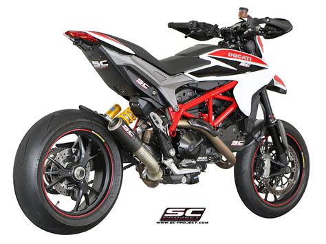 Ducati Hypermotard 821 in azione su strada