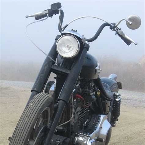 Motocicletta custom con manubrio a corna