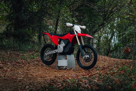 Moto da enduro in azione