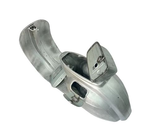 Vespa ET3 con sportellino laterale aperto