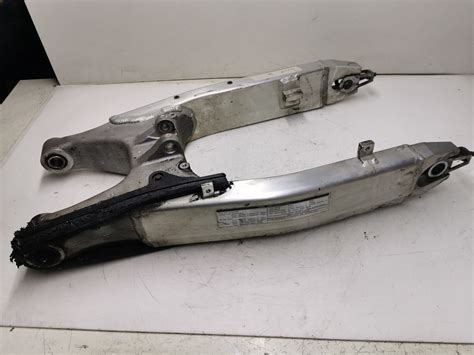 Dettaglio di un forcellone posteriore in alluminio con finitura sabbiata