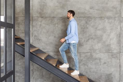 Persona che sale le scale