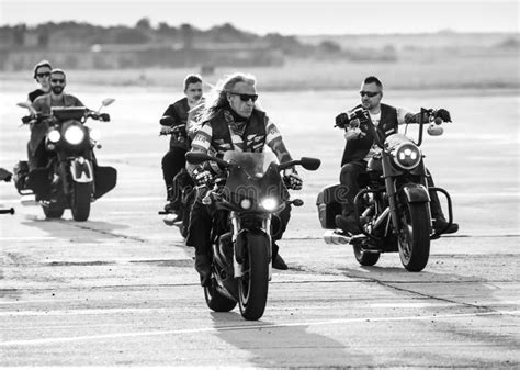 Illustrazione di un gruppo di motociclisti che si riunisce attorno a un portale digitale