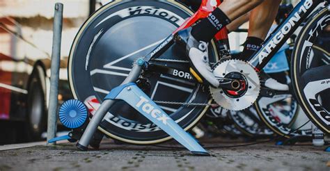 Ciclista che si allena su un rullo Tacx in un salotto