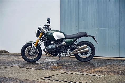 Dettaglio del motore boxer di una BMW R 12 nineT con scarico cromato