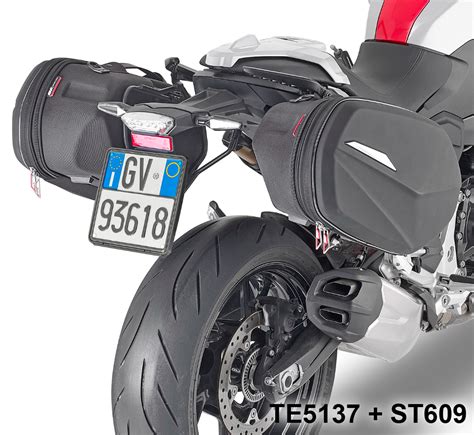 Vista posteriore della BMW K 1200 S con borse laterali