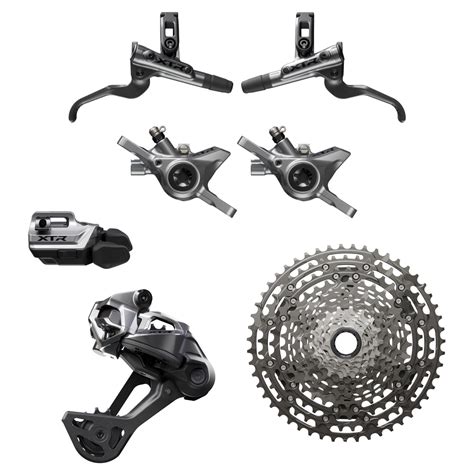 Meccanico che monta un cambio posteriore Shimano XTR