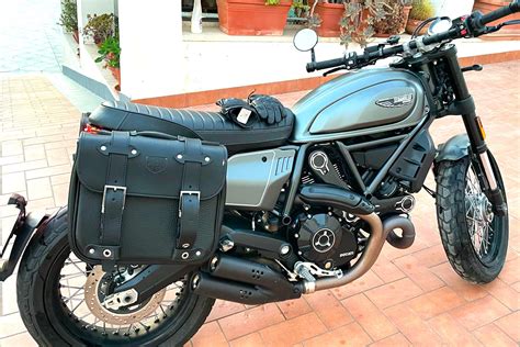 Ducati Scrambler con borse laterali morbide