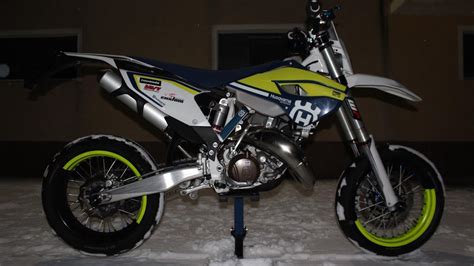 Husqvarna TE 125 in configurazione motard