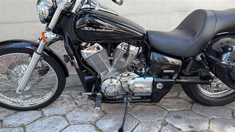 una moto Honda Shadow 750 parcheggiata all'esterno