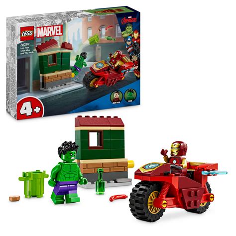 Minifigure di Iron Man e Hulk con una moto giocattolo LEGO