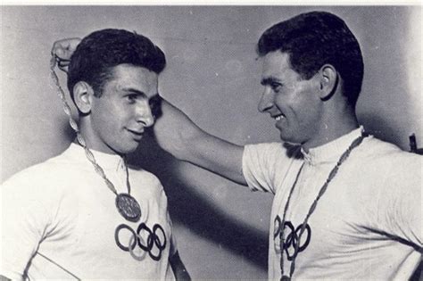 Foto d'epoca di Giuseppe Beghetto e Sergio Bianchetto sul podio olimpico