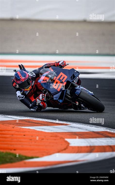 Pilota di MotoGP in derapata su un circuito