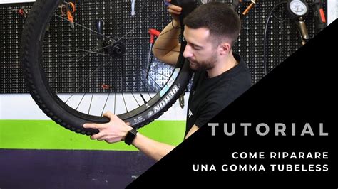 Ciclista che ripara una gomma tubeless con un kit