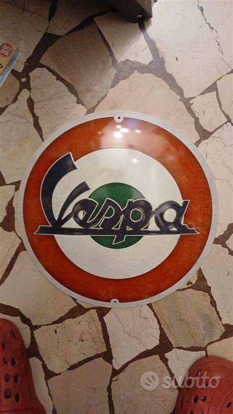 Vespa con targa e staffa moderna