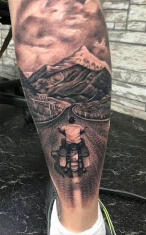 Motociclista con tatuaggio tradizionale