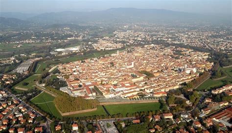 Vista aerea del centro storico di Lucca con le mura