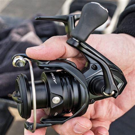 Primo piano di un mulinello Shimano con un focus sulla manopola