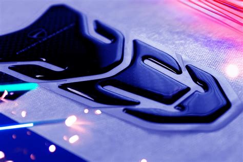 Dettaglio di un adesivo Yamaha con finitura 3D su una carenatura.