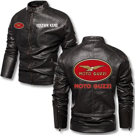 Modello che indossa una giacca in pelle Moto Guzzi