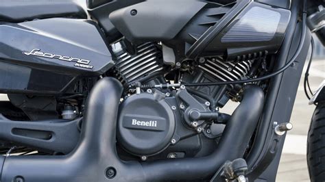 Dettaglio del motore bicilindrico Benelli Leoncino