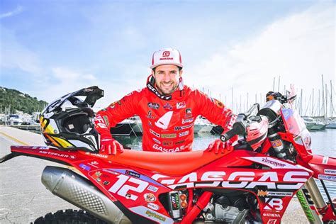 pilota di motocross con casco rosso
