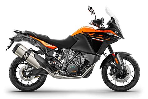 KTM 1090 Adventure in corsa su strada tortuosa