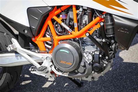 Dettaglio del motore bicilindrico a V della KTM 1090 Adventure