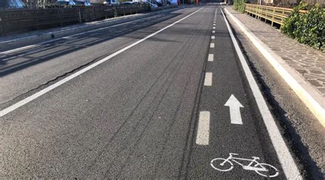 Strada urbana con corsia ciclabile ben segnalata