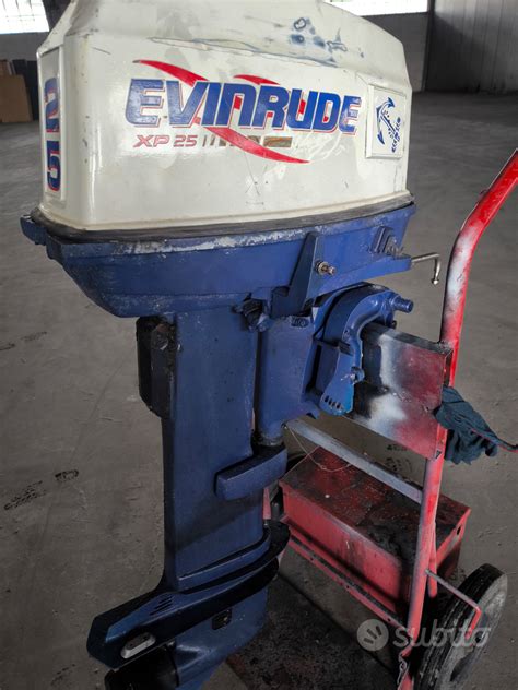 Immagine di un motore Evinrude 521 con imbarcazione d'epoca