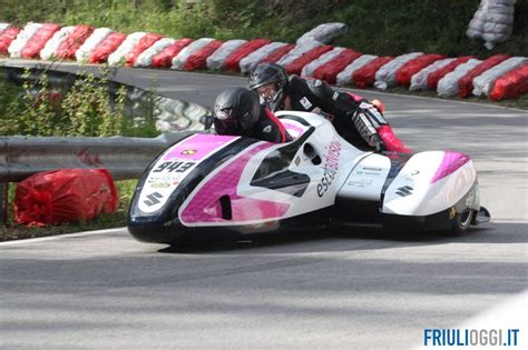 Equipaggio sidecar in gara al TT