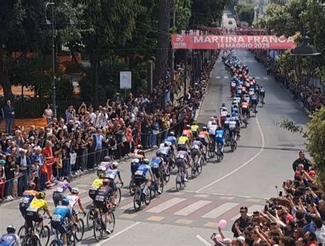 Pubblico festante lungo il circuito del TT