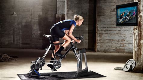 Ciclista su un rullo da allenamento indoor