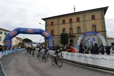 arrivo volata tre corridori GP Larciano