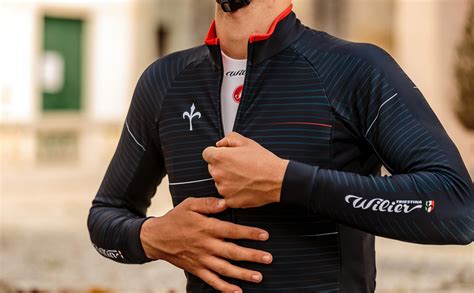 Ciclista che indossa abbigliamento tecnico da ciclismo