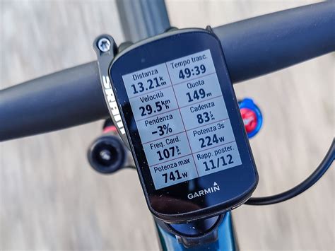 Ciclocomputer GPS montato sul manubrio di una bicicletta da corsa