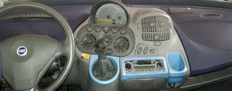 Interno Fiat Multipla con cruscotto in evidenza