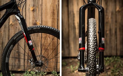 Mountain bike su sentiero sterrato con forcella Rock Shox in primo piano