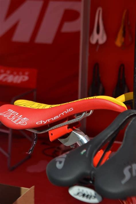 Ciclista che prova una sella in negozio