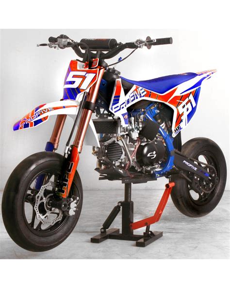 Pit bike motard in azione su pista