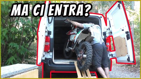 Pick-up con due moto da cross nel cassone