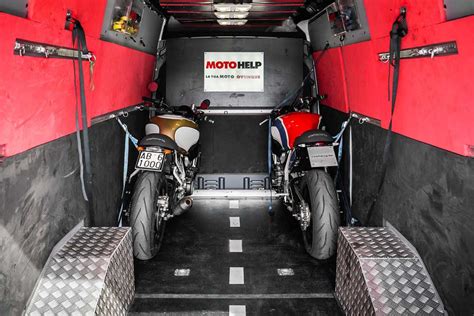 Interno di un furgone configurato per il trasporto moto
